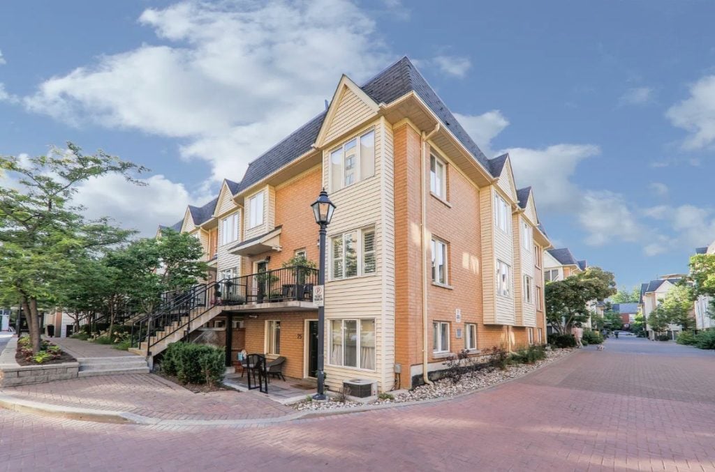a townhouse building Toronto with a street light